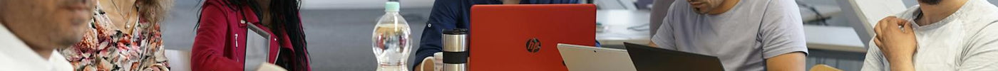 Einkäufer analysiert Kostenstrukturen für medizinische Verbrauchsmaterialien am Laptop