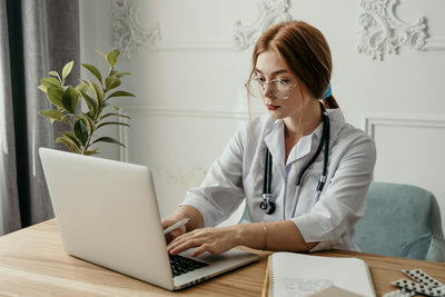 Neuer ShopMed24-Lieferant beim digitalen Onboarding-Prozess am Laptop