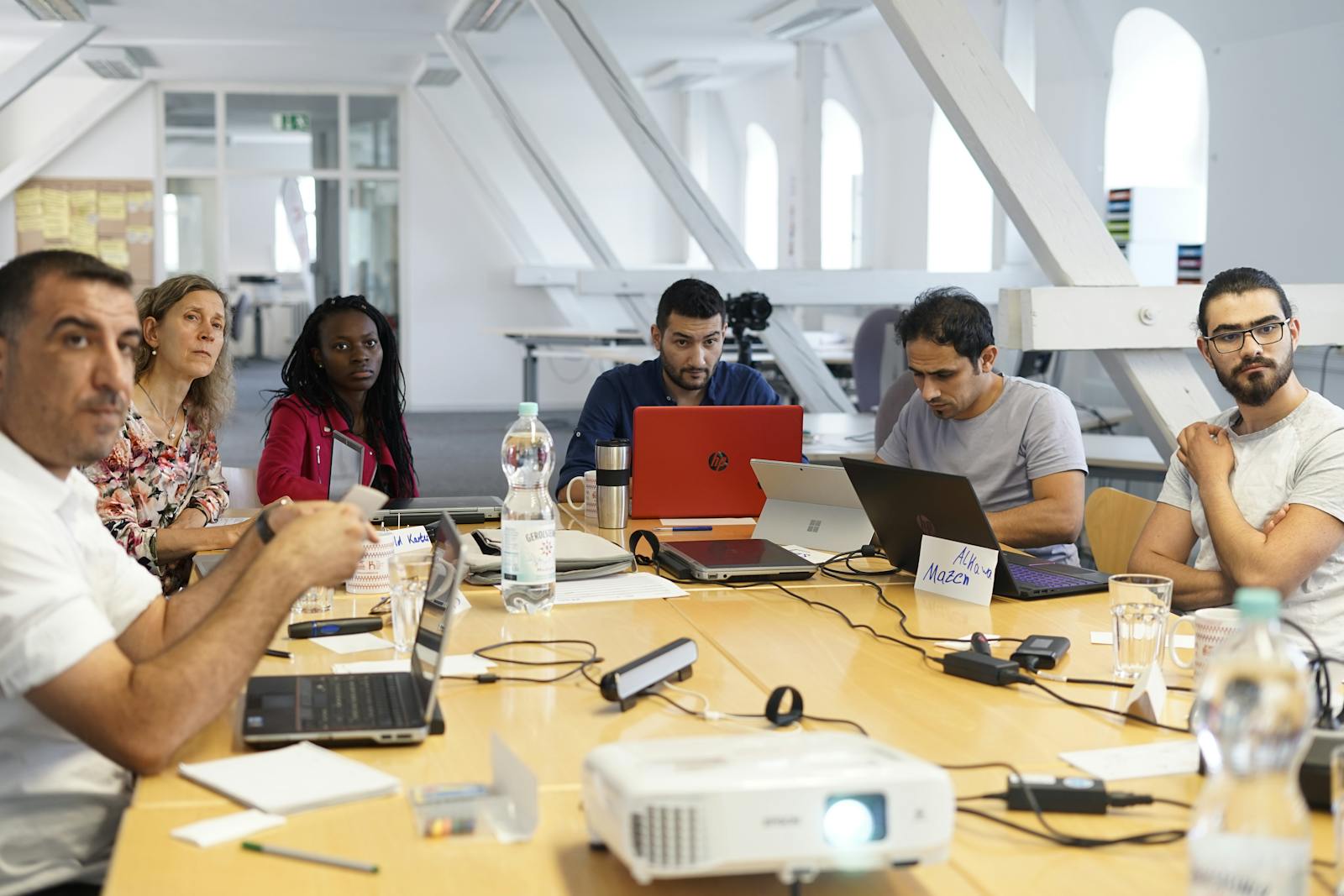 Einkäufer analysiert Kostenstrukturen für medizinische Verbrauchsmaterialien am Laptop