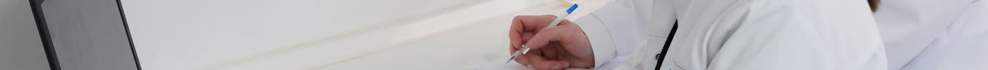 Klinik-Team analysiert Einsparungspotenziale am Laptop