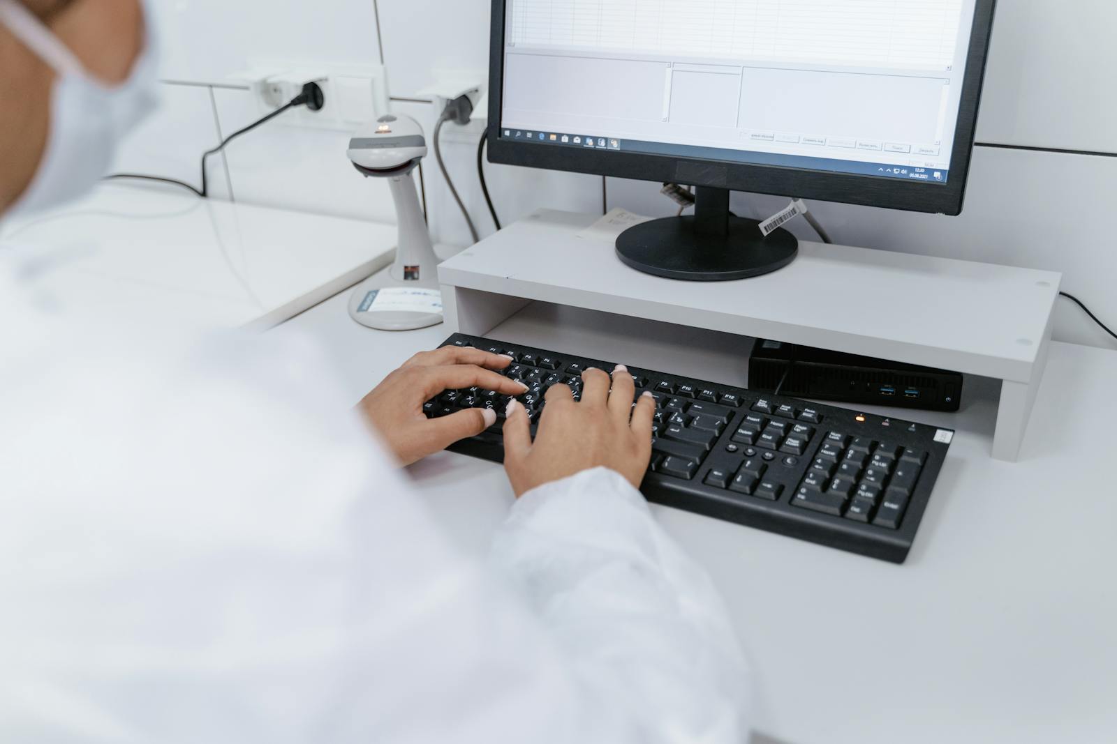 Einkäuferin prüft ISO-13485-Zertifikat eines Medizinprodukteherstellers am Bildschirm