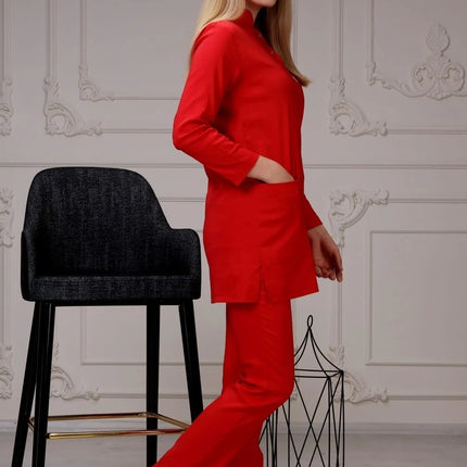 Roter Stretch-OP-Anzug
